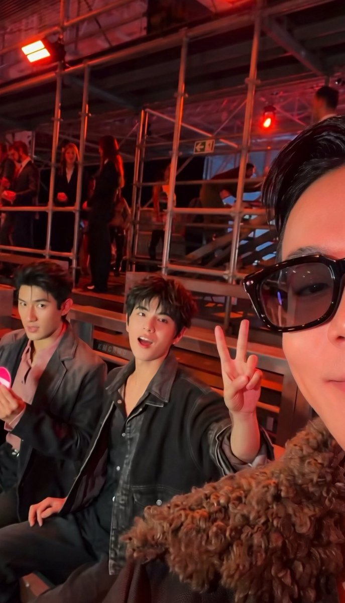 KMCHMD's tweet photo. จีเหล่าซือหัวหน้าด้อม และเจิ้งถงเพื่อนรักของเขา ☀️🍊

full video 🎥 douyin: JWR, xhs: 季未燃 JiweiJW https://t.co/x7d3SSgZbP