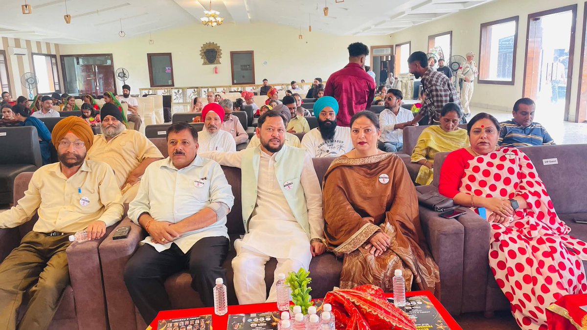 BJP4JnK's tweet photo. भाजपा जम्मू-कश्मीर महामंत्री श्री @GopalmahajanJk ने आज जिला कठुआ के लखनपुर में कार्यकर्ताओं एवं स्थानीय नागरिकों के साथ देश के प्रधानमंत्री श्री नरेंद्र मोदी जी के लोकप्रिय कार्यक्रम #MannKiBaat के 138वें संस्करण को सुना। https://t.co/vMFdYrOJtZ