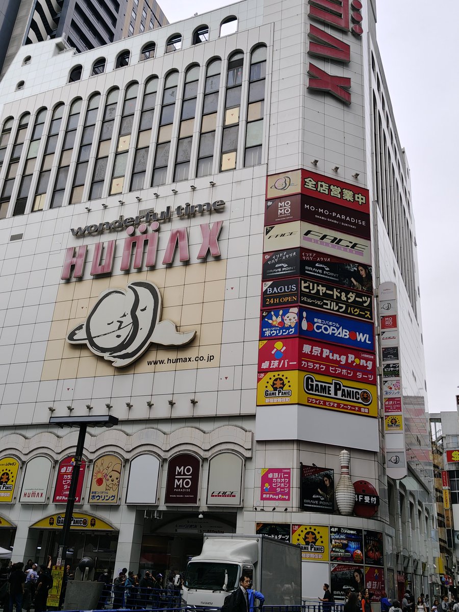 suyamahakusyak's tweet photo. おそらく今日が新宿FACE最後の取材。このビルは地下のサウナが70分1000円で入れたので、サラリーマン時代からよく通い、1階のゲーセンもコインゲームの会員になり、昼夜取材の際には2階の漫画喫茶で昼寝をした、長い間とてもお世話になったビルだった。新宿の思い出がまた一つ消えるであります。 https://t.co/v2P1sjAOYV