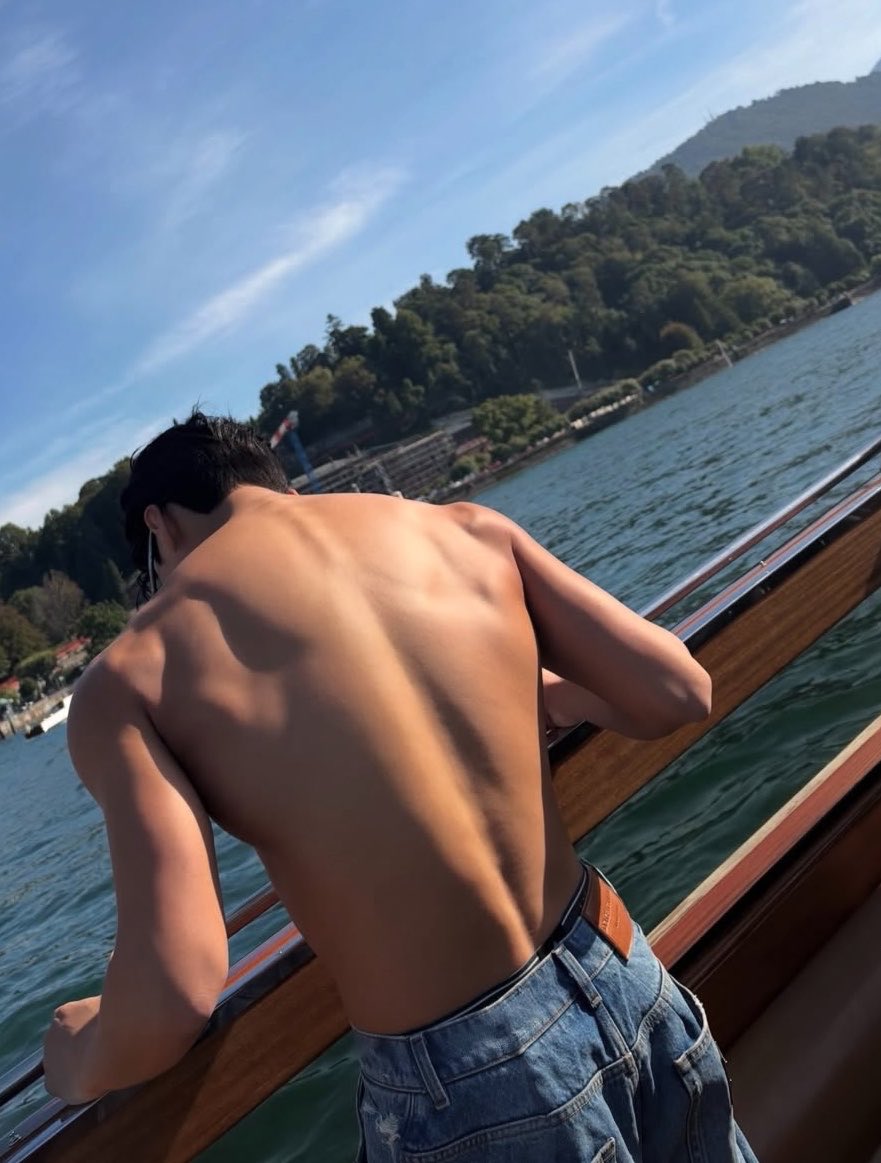 wsnluvchild's tweet photo. i love when he makes his back our problem https://t.co/SrXc06lwql
