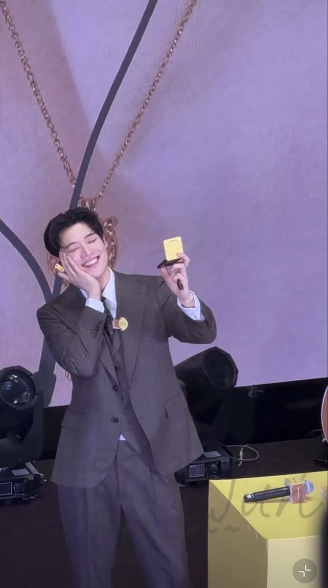 Harinmt's tweet photo. 2 vibe luôn nhé 🌝🤭 #김윤식 #KimYoonSik https://t.co/3ZKhdCmfou