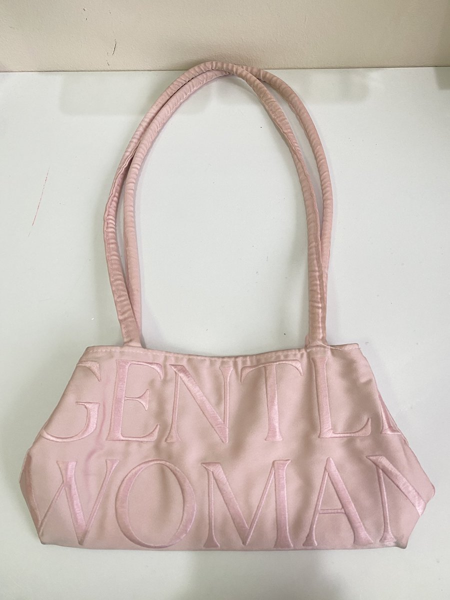 dci6sr's tweet photo. ส่งต่อ Gentlewoman Ballerina Bag in point pink 600 รส มีตำหนิตรงมุมขวาเป็นรอยนิดนึง แท้จากช้อป100% kaa 🩰🫧#ส่งต่อกระเป๋า #ส่งต่อgentlewoman #gentlewoman #gentlewomanมือสอง
#กระเป๋าgentlewoman #ส่งต่อกระเป๋าgentlewoman https://t.co/aZSS8AuNK3