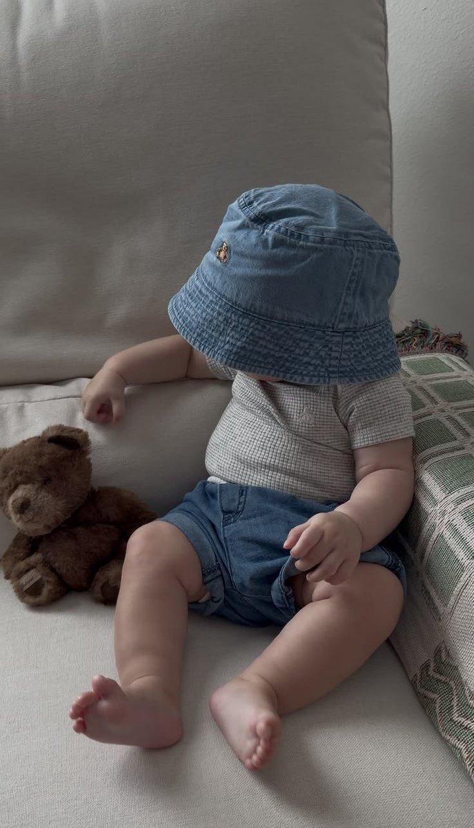 renneverrate's tweet photo. cerita waktu photoshoot... 
👶🏻: dada mimik 😭 
🐧: bentar yaaa foto dulu...
👶🏻: MAU MIMIK 😡 
🐻: *ngomong ke kameramen* bisa ditunda sebentar ga ya? takut ngamuk si guinz
📸: ini udah lima kali joss... 
🐧: adek, sebentar ya? 
👶🏻: aku mimik sapi aja 😡 
🐻: mana sapinya? 
👶🏻: 😭 https://t.co/1EP0dp7pjO