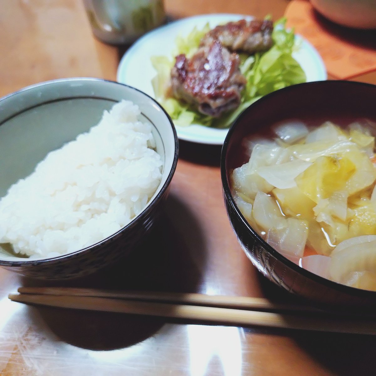 MinaseSakuya's tweet photo. ばんめち(/ ･ω･)/
豚こまでハンバーグっぽいもの、いつも具が多すぎるコンソメスープ

手抜きっていいですよね(｡ ・`ω・´) ｷﾗﾝ☆ https://t.co/OLiCxVBLcv