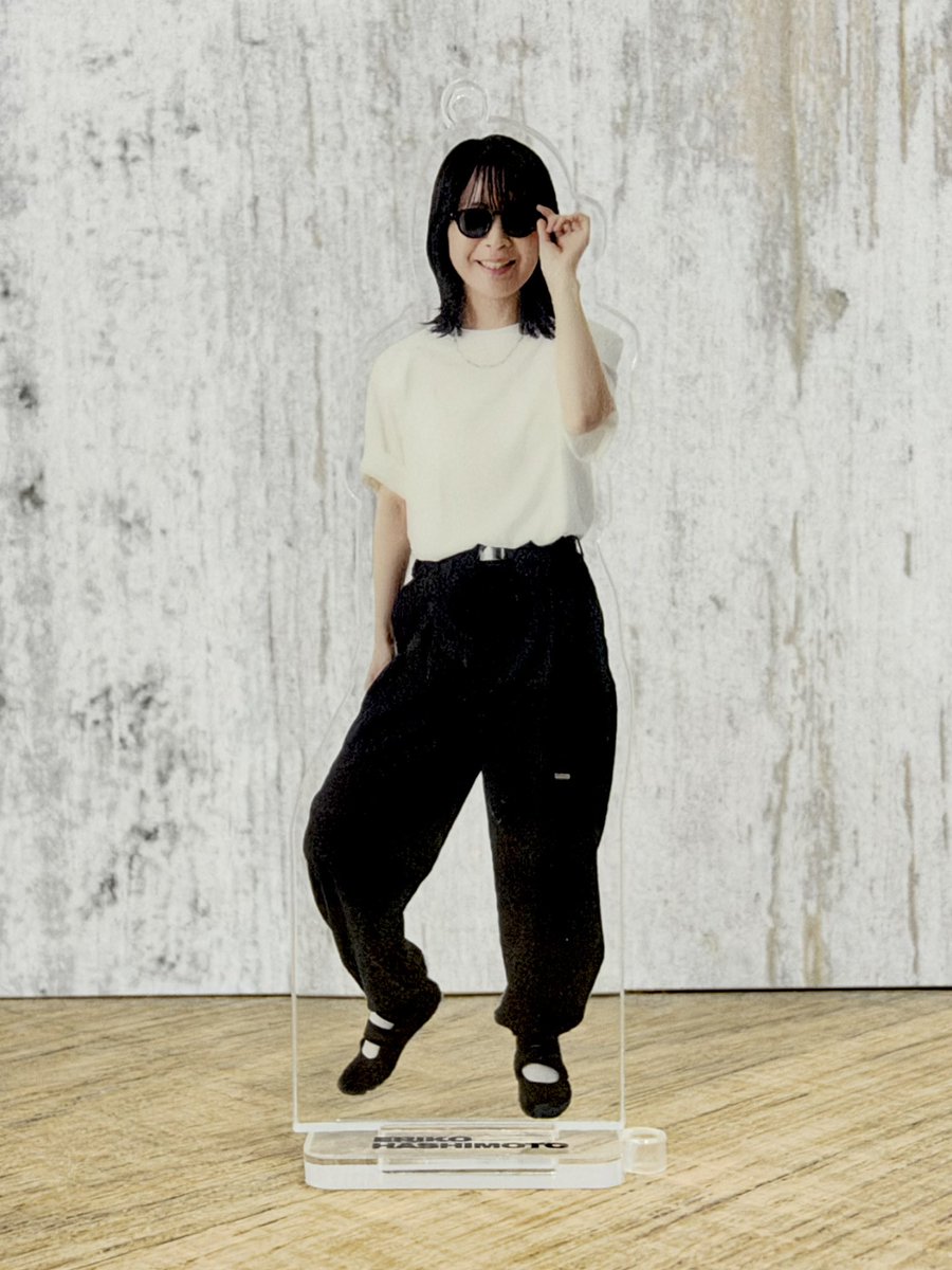 HashimotoEriko_'s tweet photo. ツアーグッズ発表時に一番沸いたアクスタ。立てるとこんな感じです🕶️✨

ファンの皆さんに喜んでもらえたらと製作したのですが、予想以上で驚いております。
たぶん実写アクスタは最初で最後なので…お買い逃しなきよう！
(スタッフ) https://t.co/D9MXUdbpsl