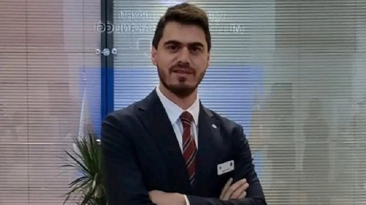 ToplumsalMht207's tweet photo. Fon krizi öncesi Bakan Yardımcısı’nın damadı görevden sıyrıldı!

AKP'li Fatma Betül Sayan Kaya'nın hisse satışı yapıp devasa kazanç elde etmesini sağlayan şirketin yöneticilerinden İskender Balcı'nın 'fon' krizi öncesinde görevini bıraktığı ortaya çıktı.

İskender Balcı'nın Hazine ve Maliye Bakan Yardımcısı Osman Çelik'in damadı olduğu biliniyor.
