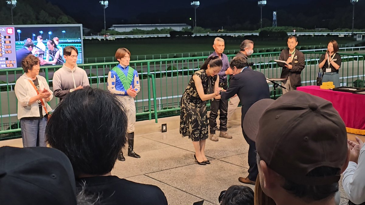 YoMitsuoka's tweet photo. サキドリトッケン勝ちました🐴

表彰式🏅

家内、おめでとう🎉

#ロータスクラウン賞
#サキドリトッケン https://t.co/GVMcG4HUj6