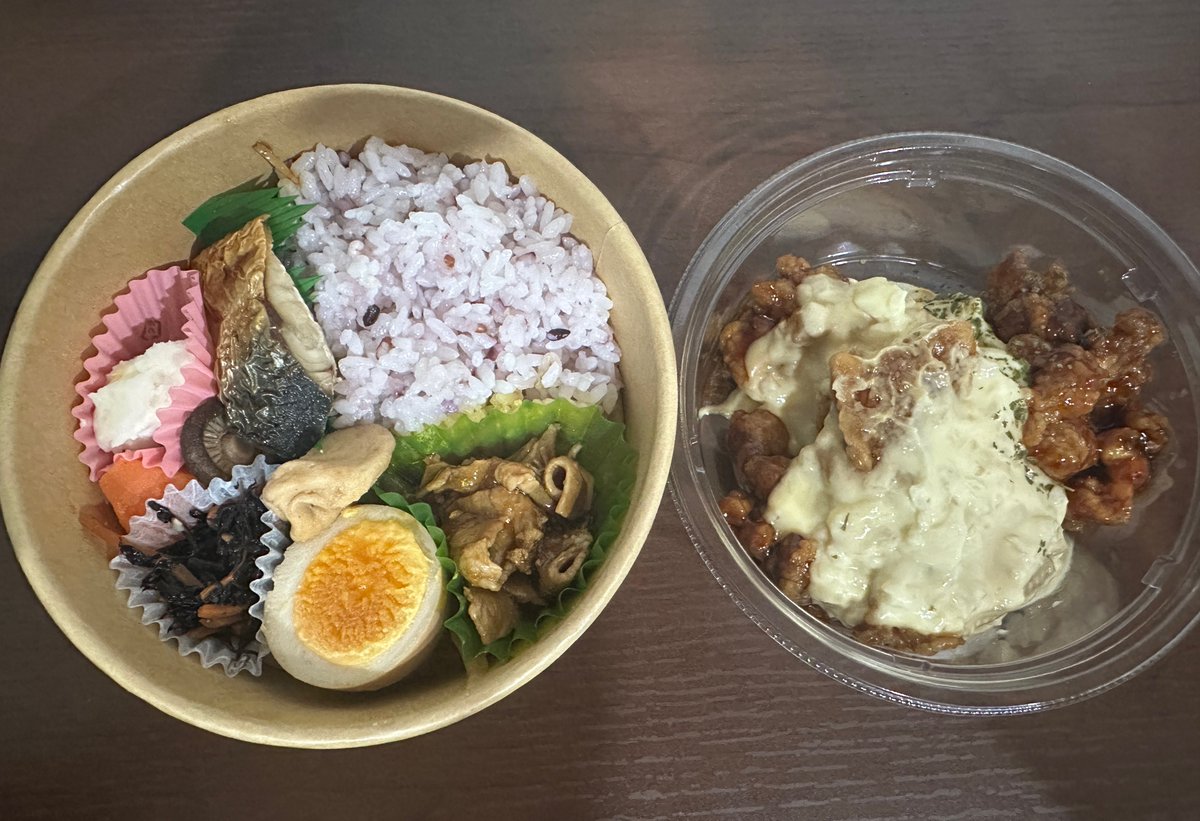 ytag96's tweet photo. オフシーズンに入ったから好きなもの食べていいよ、と思っていたのに選んだのが左の弁当。
さすがにおかしいと思って他の弁当一通り���たけど、結局気持ちは変わらなかったので申し訳程度にチキン南蛮を足した。
制限がなくなって食べたい欲もなくなった。謎すぎる https://t.co/RGfCGNovK3