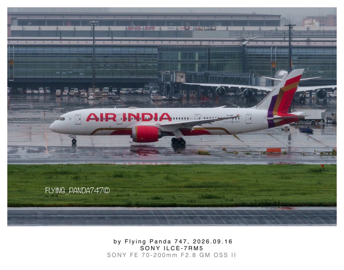 Flying_Panda747's tweet photo. エアーインディアのデカロゴ。
-8だと凄く胴体を短い見せる、錯覚効果がある気がする。
エアーインディア / Air India 
Boeing 787-8, VT-ANT
@ HND, SEP 2026
#avgeek #boeing #b787 #dreamliner #羽田空港 #飛行機が有る景色 #SonyAlpha https://t.co/25R7AkGusr