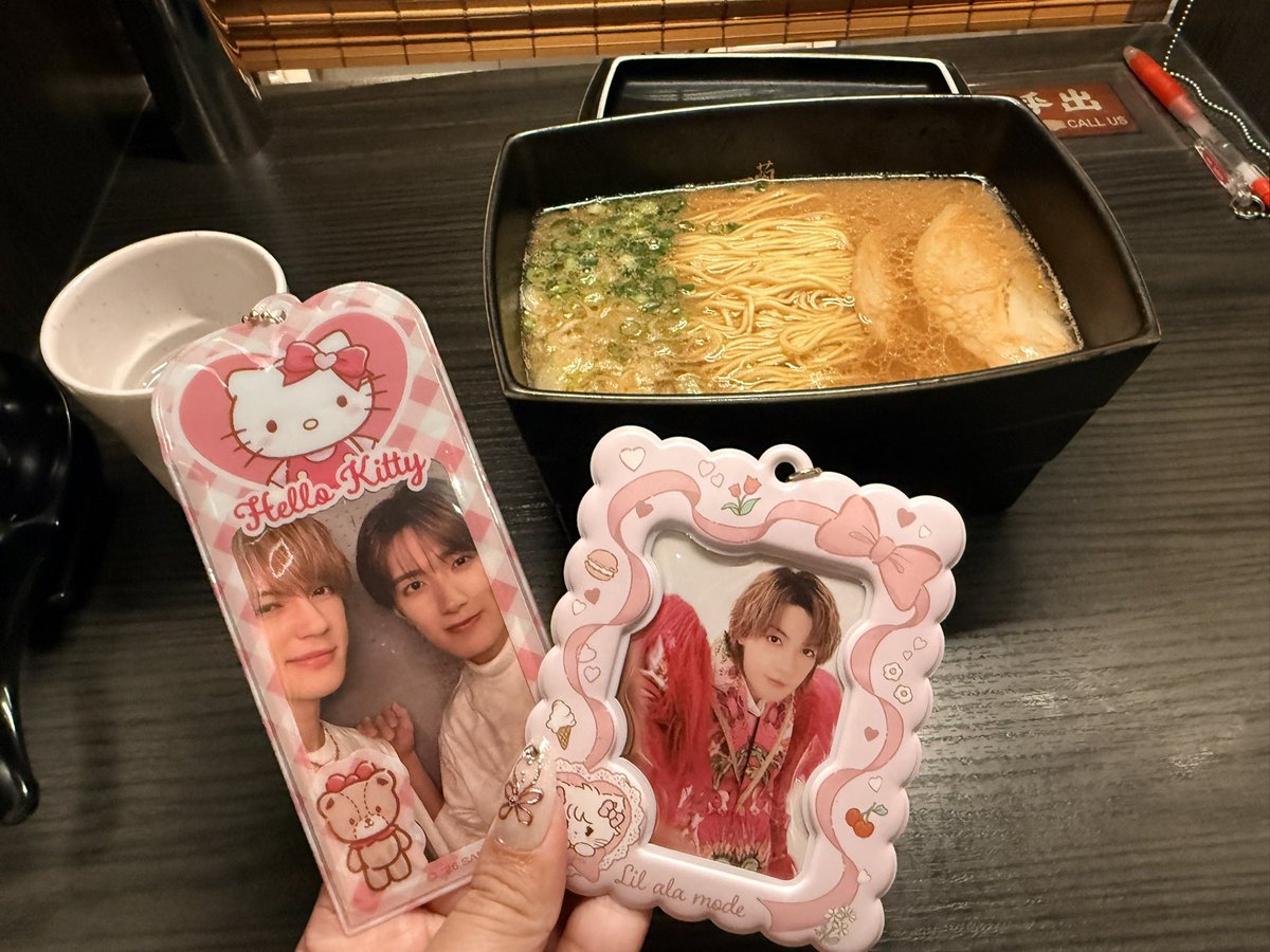 Nago46495's tweet photo. 最初に端っこ来た時すぐにお手振りに指さしくれてその後のトロッコもハート2回も作りあったし、目線も沢山くれた♡
いちにさんニャーが好きでそれして構えてたら塩崎さんくれた😭
バリバリはやちゃん好きなやつな格好してたのに優しかった🥹
楽しかったまた行けるように頑張る 
 #みるくシャカレボ https://t.co/EE2jhYAI5c