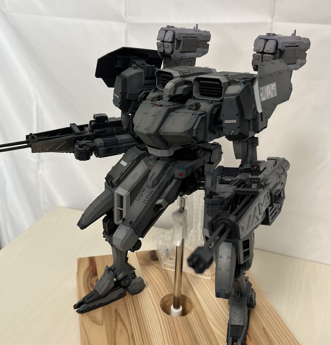 modusk225's tweet photo. 「何機動ける？」「2機だけだ。突入する！」
ニクス型コンバットフレームのガレージキットがついに完成しました！製作期間はゆっくりやっていたので約半年でした。股関節・膝・足首に関節を追加したので、戦闘中っぽい脚部の動きが最低限ながら再現できます！
原型：嬷法师 様(@MOFA_G) #地球防衛軍5 https://t.co/LYkfUpOVER