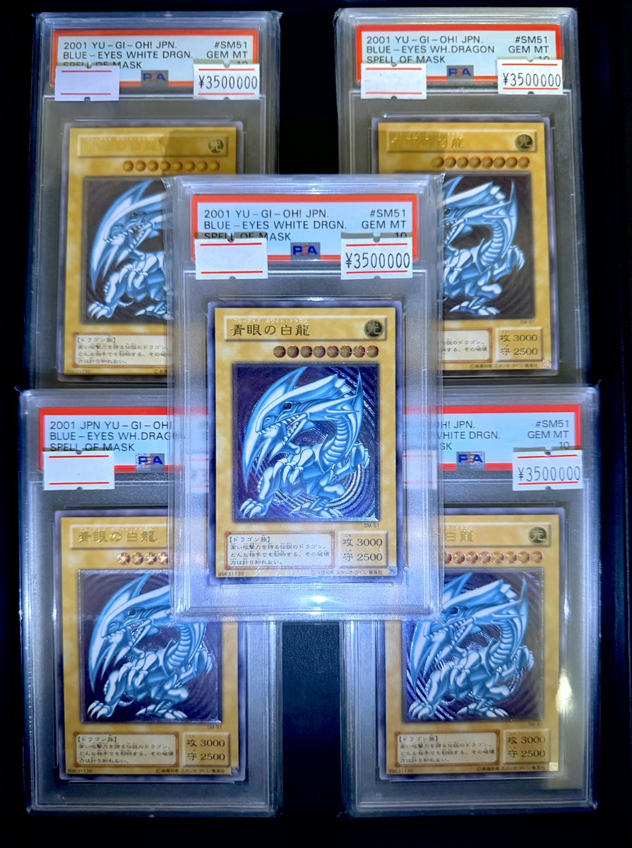toreca_magician's tweet photo. 🪎#遊戯王 レリブル入荷情報🪎

✅青眼の白龍 SM-51 レリーフ PSA10
こちら、入荷いたしました。

✨販売価格 3️⃣,5️⃣0️⃣0️⃣,0️⃣0️⃣0️⃣円✨

今回お持ち込みいただいた個体は、
すべて満額にて買取しております。

当店は引き続き、レリブルを積極的に買い進めてまいります。

市場流通枚数が少しずつ減っていく中、
今後どのような価格形成になっていくのか、引き続き注目しております。

まだまだ買取いたします。
お持ちの方は、ぜひご相談ください。

#遊戯王 #yugioh #レリーフ #PSA10 #レリブル #青眼の白龍 #YU_GI_OH #トレカMAGICIAN
