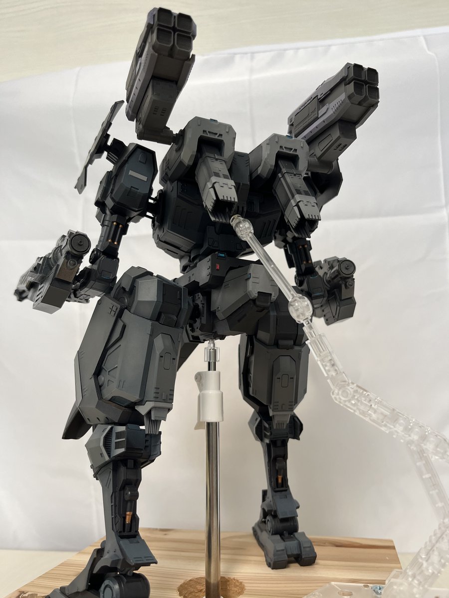 modusk225's tweet photo. 「何機動ける？」「2機だけだ。突入する！」
ニクス型コンバットフレームのガレージキットがついに完成しました！製作期間はゆっくりやっていたので約半年でした。股関節・膝・足首に関節を追加したので、戦闘中っぽい脚部の動きが最低限ながら再現できます！
原型：嬷法师 様(@MOFA_G) #地球防衛軍5 https://t.co/LYkfUpOVER