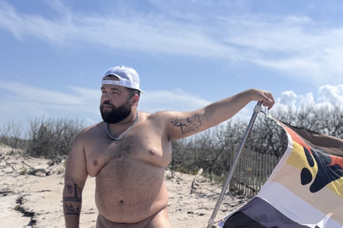 Girthjonny's tweet photo. 🧸 at the 🏖️ #bears #熊系 #バラ https://t.co/DeSax1ONNY