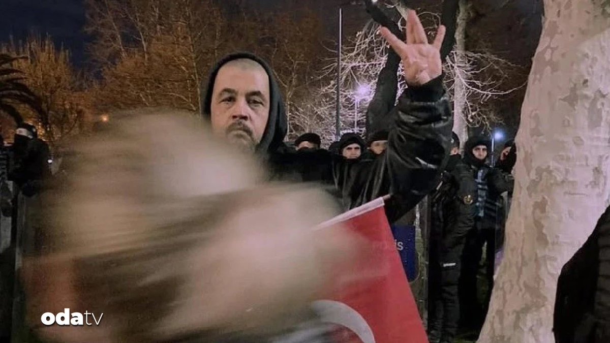hiilalovskii's tweet photo. Fuat abi kendilerine sanatçı diyen soytarıların arasında parlayan bir yıldız gibi, onun gibi omurgalısı (kıpss) çok az. Her zaman tarihin doğru tarafında, halkının ve haklının yanında. Yaşa abi ✊🏼

Gezi Parkı 2013 / Saraçhane 2025 https://t.co/NiNqIAGODB