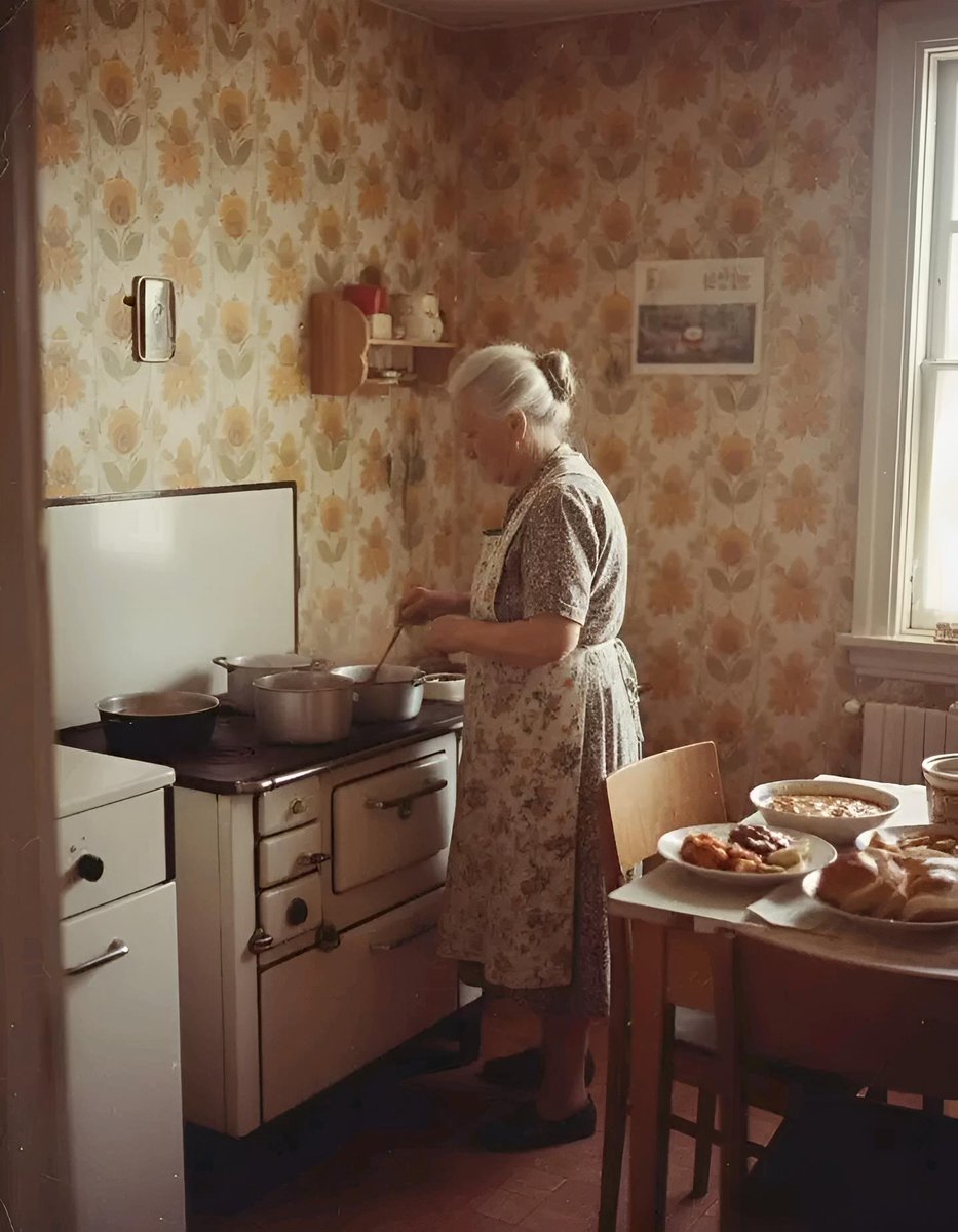 PikAssDE's tweet photo. Was würde ich dafür geben, noch einmal mit Oma am Küchentisch sitzen zu dürfen? 👵🍴 https://t.co/i2YO8HDqv2