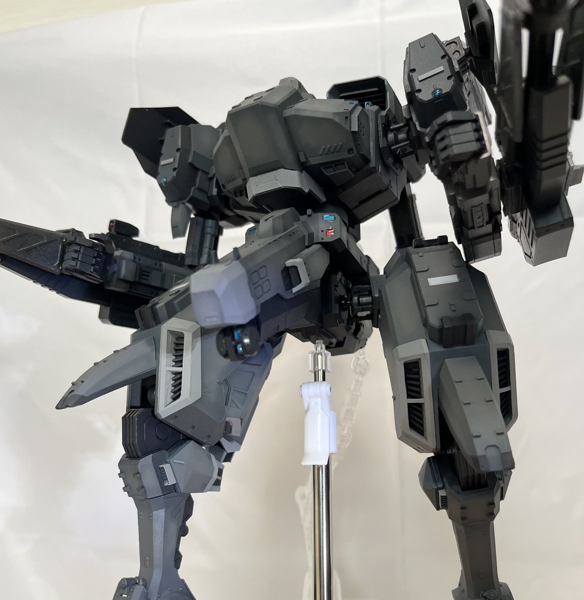 modusk225's tweet photo. 「何機動ける？」「2機だけだ。突入する！」
ニクス型コンバットフレームのガレージキットがついに完成しました！製作期間はゆっくりやっていたので約半年でした。股関節・膝・足首に関節を追加したので、戦闘中っぽい脚部の動きが最低限ながら再現できます！
原型：嬷法师 様(@MOFA_G) #地球防衛軍5 https://t.co/LYkfUpOVER