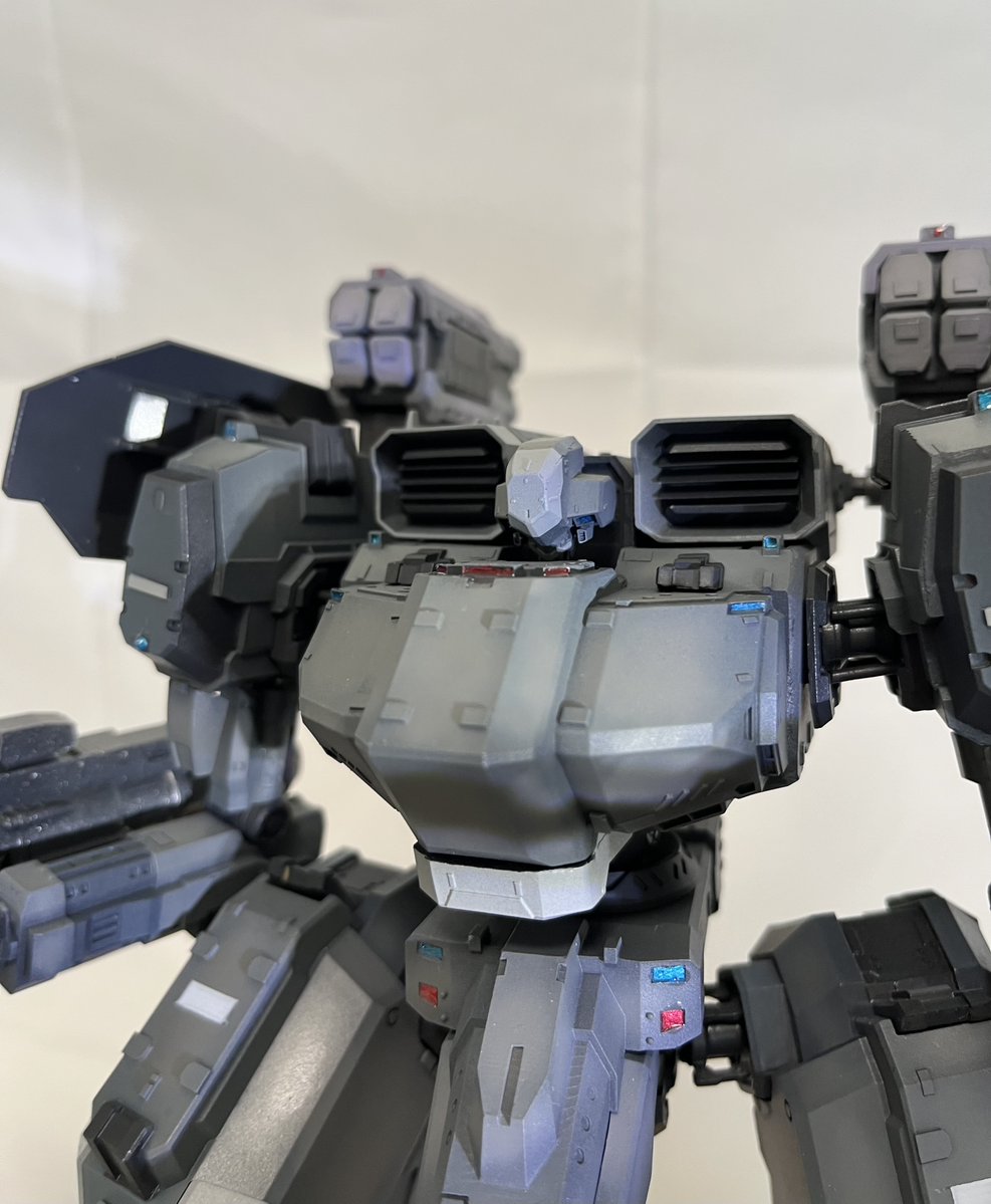 modusk225's tweet photo. 「何機動ける？」「2機だけだ。突入する！」
ニクス型コンバットフレームのガレージキットがついに完成しました！製作期間はゆっくりやっていたので約半年でした。股関節・膝・足首に関節を追加したので、戦闘中っぽい脚部の動きが最低限ながら再現できます！
原型：嬷法师 様(@MOFA_G) #地球防衛軍5 https://t.co/LYkfUpOVER