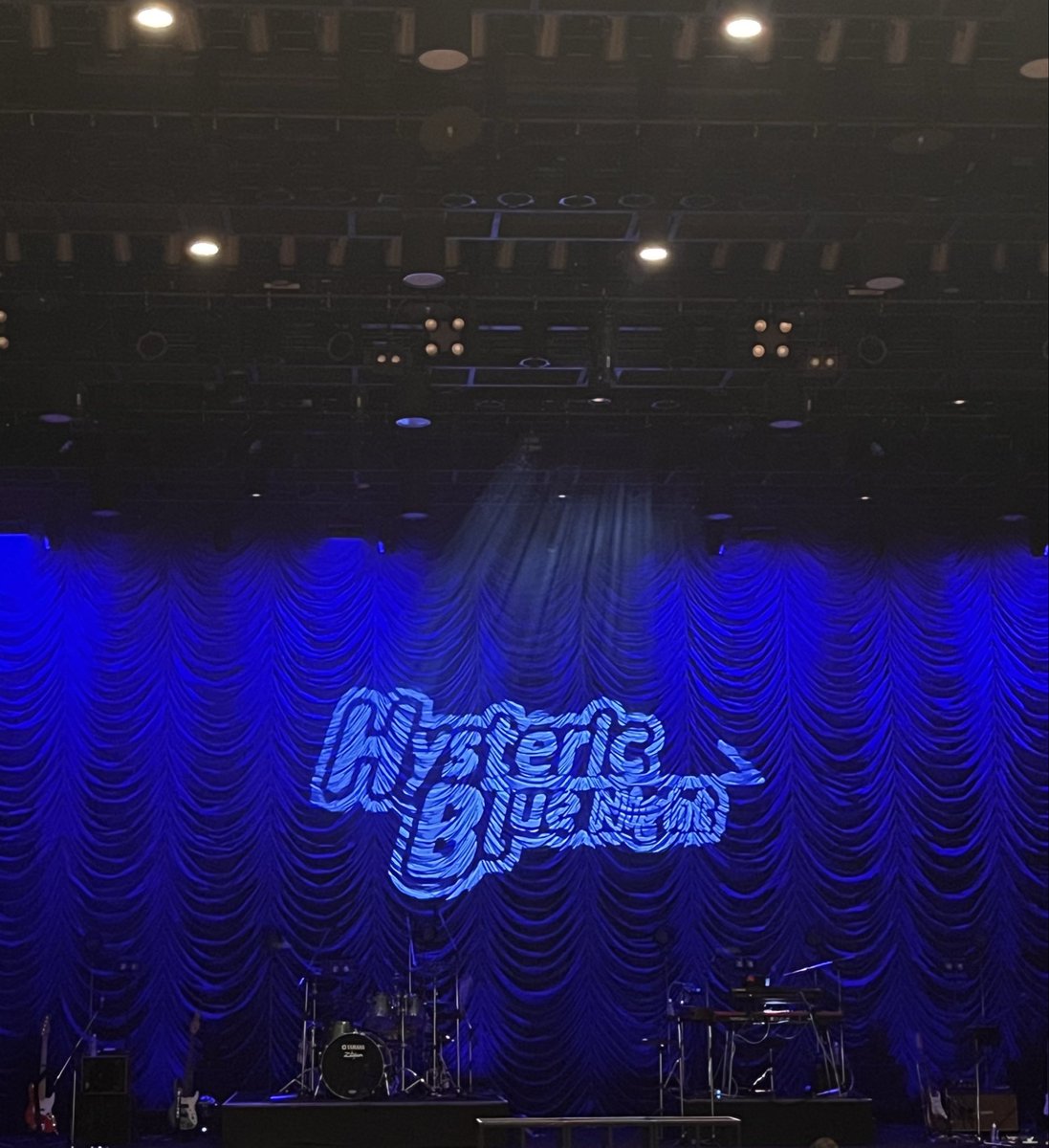 4pa2chin's tweet photo. 大好きなHysteric BlueのLIVEに行って来た🩵🩵🩵
今までSabãoのLIVEしか行った事なかったので遂に夢が叶いました〜✨
Sabãoの時も思ったんだけど、タクヤさんのドラム叩いてる時の仕草だったり笑顔が素敵過ぎて今回もやられちゃいました😍笑
Tamaちゃんも変わらず可愛くて最高の2人やんな、まじで🥰 https://t.co/CcXJGHnKq4