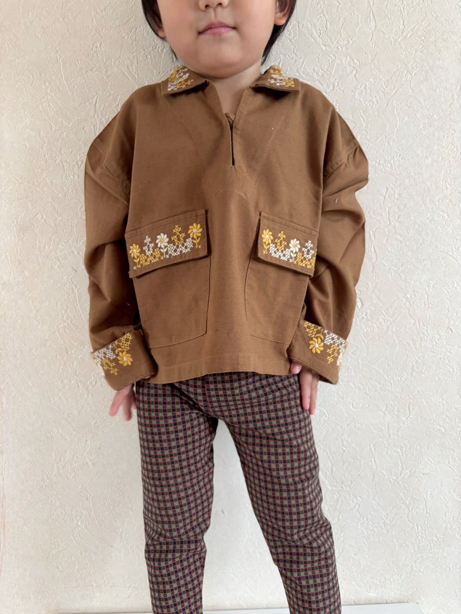 BabyStyleLAB's tweet photo. @__amoa04240515 こんばんは!

中のブラウスは2-3y着用しています🍫
わかりやすい着用画像を添付させて頂きますね。

92cmには袖丈が少し長く、袖の刺繍が見えなくなってしまいますがひと折りするのが良さそうでした🤏長く着用できそうなサイズ感でした🎀 https://t.co/cZhdwiXTGQ