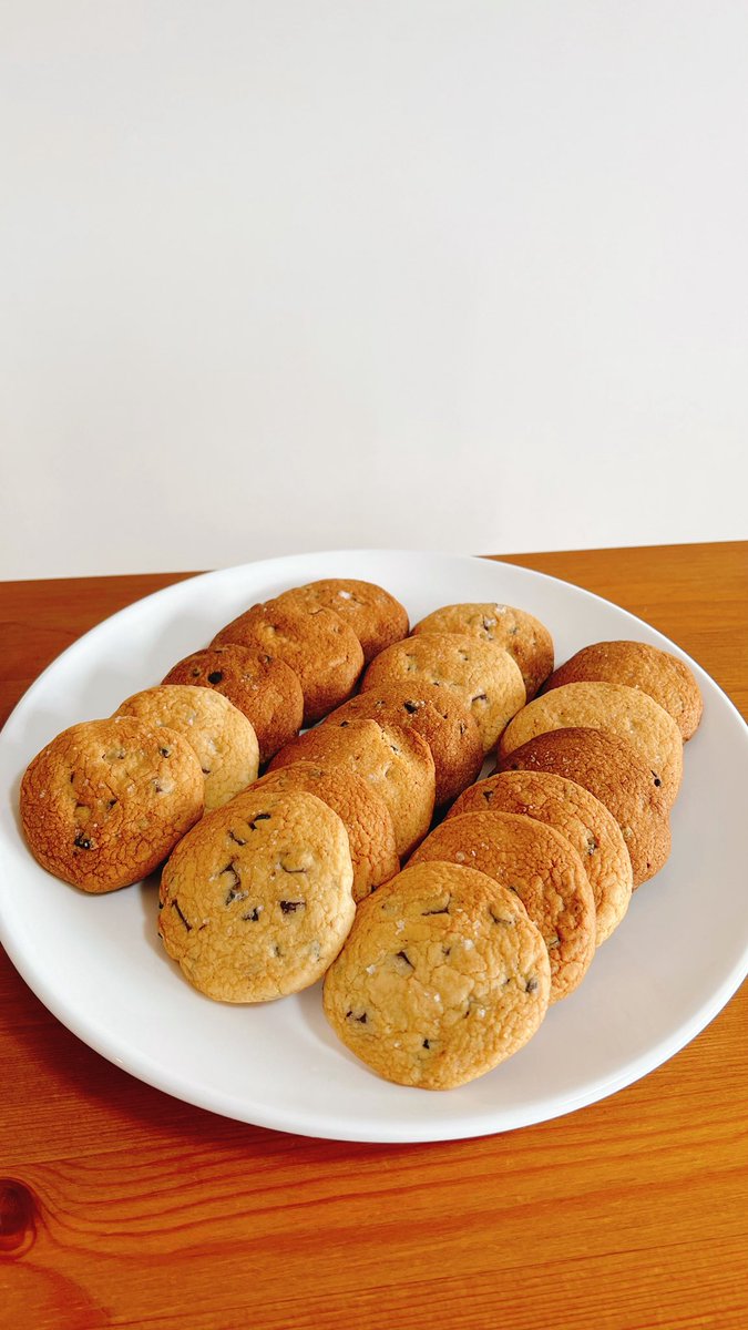 keikei08080808's tweet photo. 米粉の塩チョコチャンククッキー✨

バター溶かした後に薄力粉が無い事に気付いて急遽米粉に変えました💦

作る前に材料確認しないとダメですね😅

サクサクで美味しかったので良しとします☺️ https://t.co/4q3iFyUnlK
