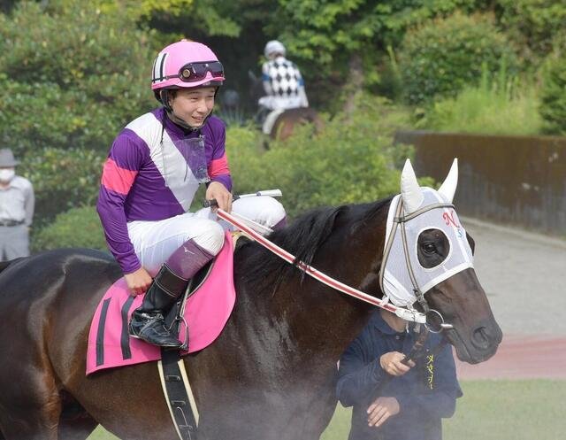 StayDream21's tweet photo. 現役最高齢17歳マイネルバルビゾン(父アグネスデジタル)高知競馬場で無事ラストラン。2歳9月に中央〜佐賀、大井、岩手、浦和を経て高知へ。通算283戦。中央時代の同厩にゴールドシップなど(日刊)あしずりダディー牧場でのんびり余生を送って欲しいですね。#マイネルバルビゾン https://t.co/vAy0yokqNE https://t.co/Fm45kv0iBd