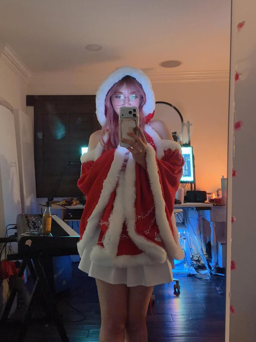 Rovervdj5's tweet photo. Lily getting into the christmas spirit https://t.co/phk7YmBYsW