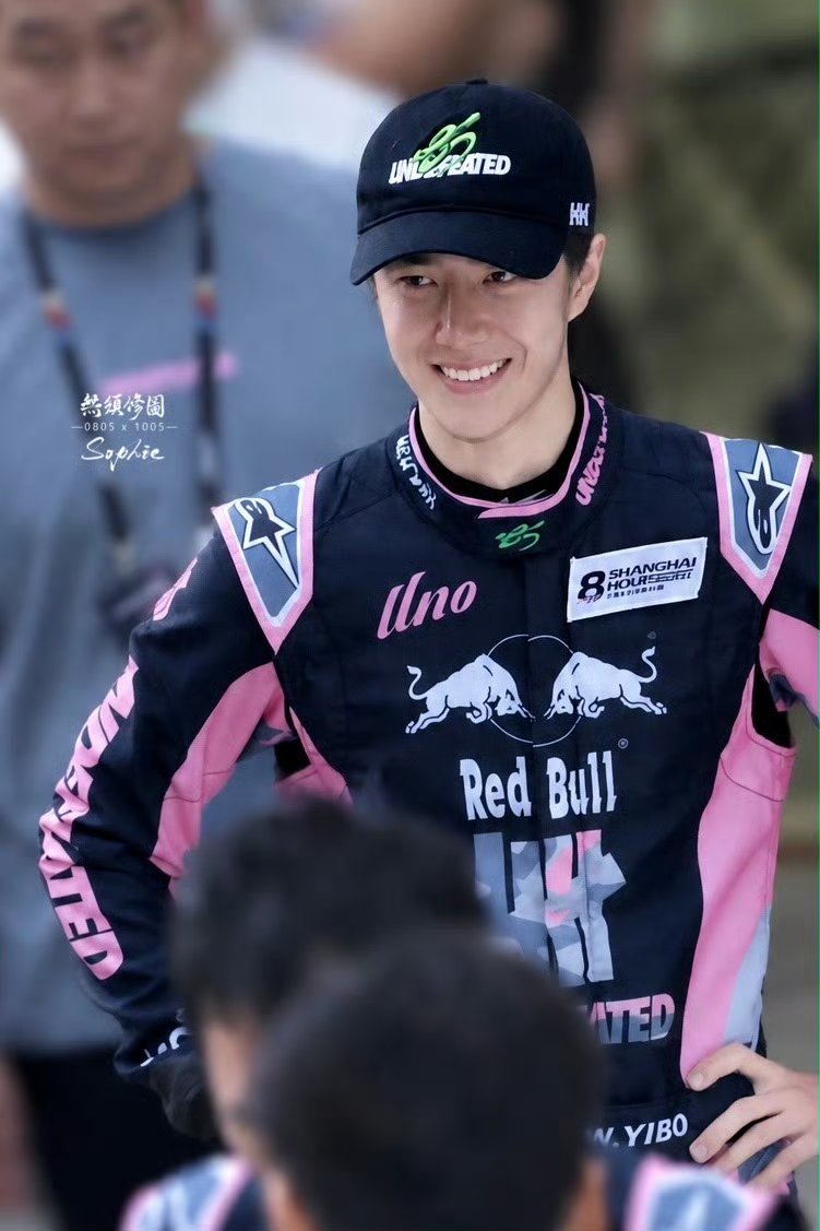 Okcd_aktf's tweet photo. 260927 Wang Yibo at SIC 8-Hour Endurance Race  

We are the champion! 🏆

cr. 无须修图丨0805x1005
#WANGYIBOx8HSHANGHAI26 https://t.co/FVUP6olXF8