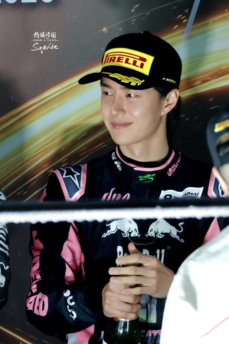 Okcd_aktf's tweet photo. 260927 Wang Yibo at SIC 8-Hour Endurance Race  

We are the champion! 🏆

cr. 无须修图丨0805x1005
#WANGYIBOx8HSHANGHAI26 https://t.co/FVUP6olXF8