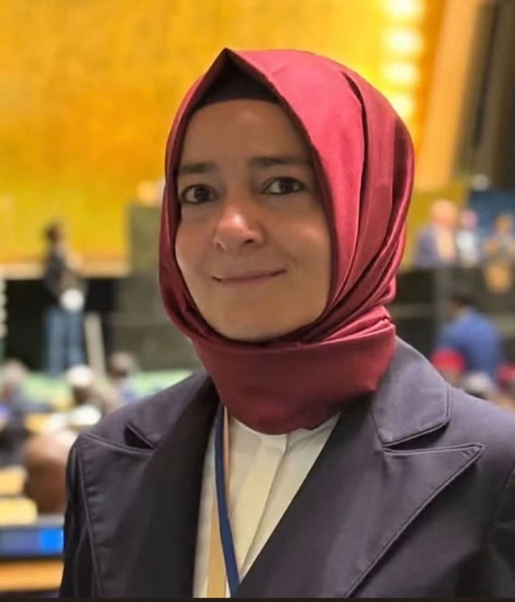 aslanylmz81's tweet photo. ÖNCE İĞNEYİ KENDİMİZE, SONRA ÇUVALDIZI BAŞKALARINA  BATIRALIM❗
Aile ve Sosyal Hizmetler eski bakanı Fatma Betül Sayan, fondan büyük kazanç elde ettiği iddialarını yalanlamadı, sadece Ak Parti'deki görevlerinden istifa etti.
Sayan; Bilkent’te kendi kazandığı bursla okudu; New York’taki lisansüstü çalışmasını ise İBB/İSBAK kaynaklı yurtdışı eğitim bursuyla tamamladı ki, bu burs sonradan siyasi tartışmalarla birlikte mahkemeye taşınmıştır.
İddilar yanlandır-doğrudur yargı ortaya çıkaracak, lâkin benim kafama takılan, eşi de doktor olan Fatma Betül Sayan; bir çırpıda borsaya yatırdığı 163 milyon lirayı nereden buldu,🤔⁉️ Bu kadar zengin ise neden İBB-İSBAK tarafından burs, okul ve eğitim giderleri kapsamında krndisine 85.791 dolar ve ayrıca 20.289 TL ödeme yapıldı? 
Ben tek maaşlı, kirada oturan bir öğretmen olarak iki çocuğum aynı anda (2015 yılı) üniversite eğitimine başladıklarında, başvuru yapmamıza rağmen ne yurt, ne de burs çıkmamıştı, emekli oluncaya kadar ev sahibi olamadım, meslek hayatım boyunca yaptığım tasarrufu emekli ikramiyemle birleştirerek Düzce'nin ilçelerinden birinden bir daire ve 2011 model Opel otomobili zorla alabildim. 
Profilim incelendiğinde Ak Parti' gönüllü savunucusu emekli bir öğretmen olduğumu herkes anlayacaktır. Bu durumda yukarıdaki soruları sormaya hakkım olduğunu düşünüyorum.
Kurumamış vicdanlara, siyasî gözle değil, Allah rızası için bakan gözlere ve âhiretini düşünerek amel edenlere soruyorum;
Burada bir çarpıklık, bir yanlışlık, bir adaletsizlik yok mu🤔⁉️
aslanyılmaz#sürgünadam#