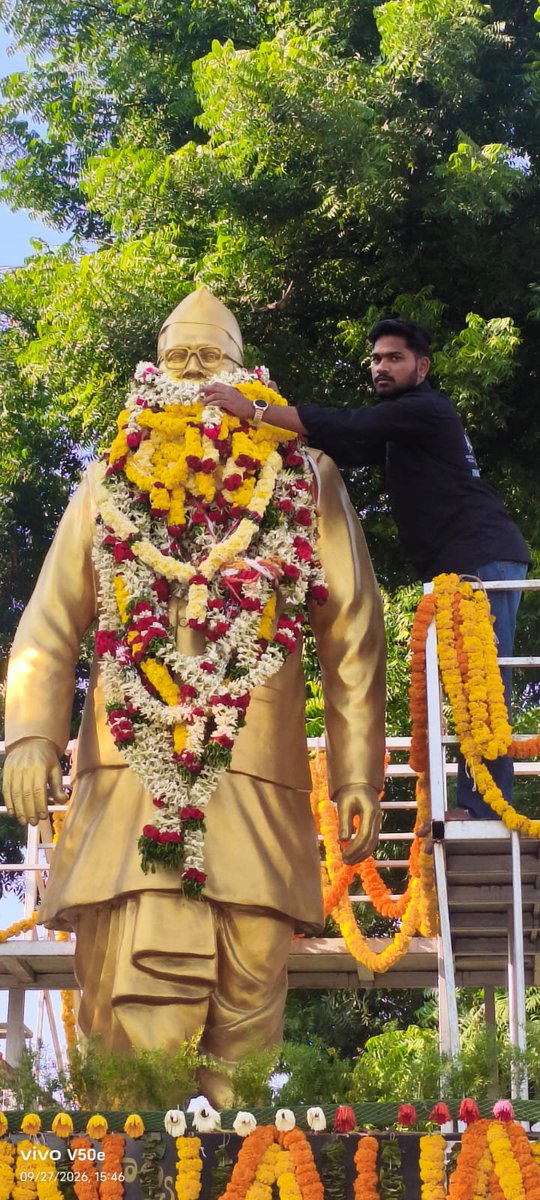 PogulaSute22's tweet photo. తెలంగాణ సాధన కోసం పదవులను సైతం వదులుకుని మలిదశ ఉద్యమానికి మార్గదర్శిగా నిలిచిన రాజకీయ వేత్త... తన జీవితాంతం బడుగుబలహీన వర్గాల కోసం పాటుపడిన ప్రముఖ సామాజిక వేత్త శ్రీ కొండా లక్ష్మణ్ బాపూజీ గారి జయంతి సందర్భంగా ఆ స్ఫూర్తిప్రదాతకు ఘన నివాళులు అర్పిస్తున్నాము 
TRSV
#Pogula sutej https://t.co/YYcfMYS79q