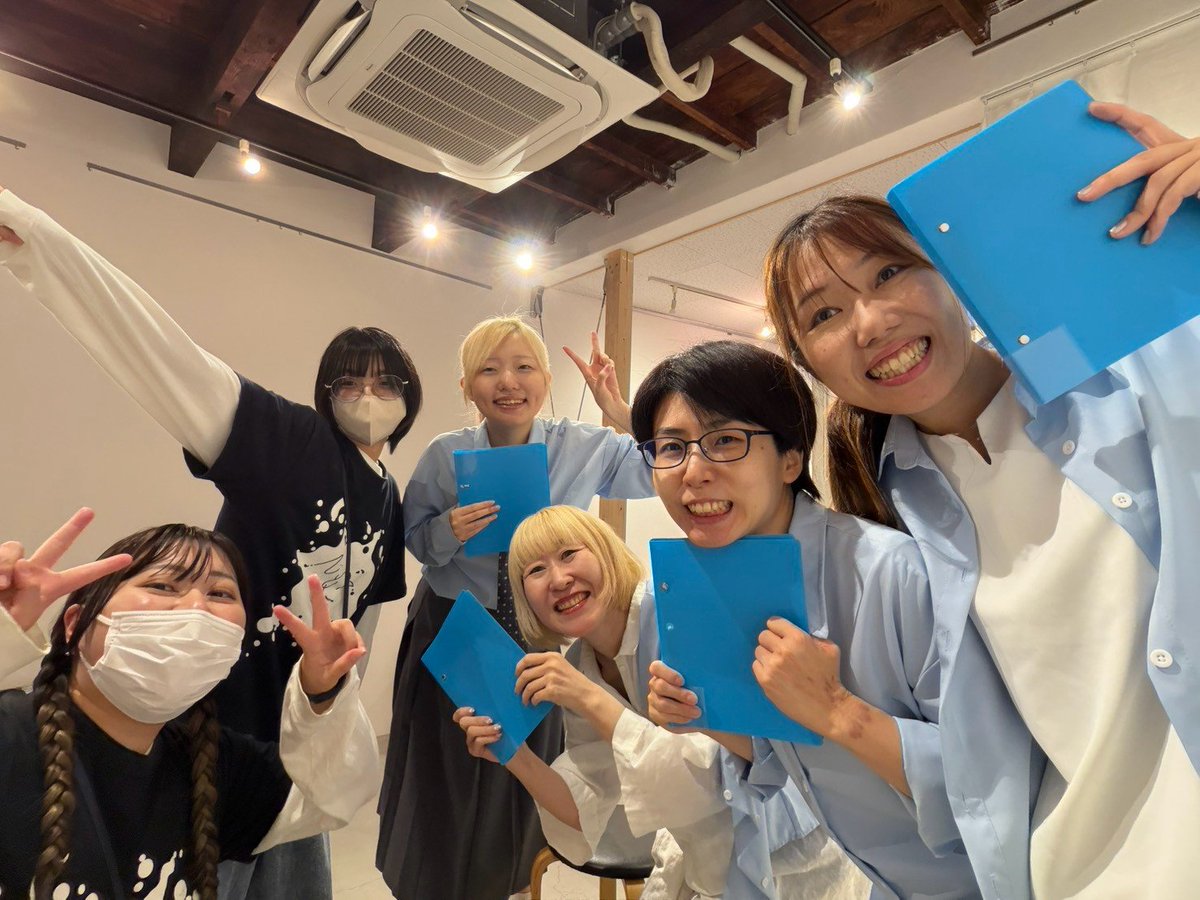 demekin200326's tweet photo. 📚でめとよむよむフレンズの会

無事に終演しました！
お足元の悪いなかご来場くださった皆さま。応援、お心を寄せてくださった皆さま。ギャラリーKONOMURAさま。そして今回コラボしてくれたあささん。

本当にありがとうございました！！
皆さまに心からの感謝でいっぱいです🍀

#でめきん
#よむフレ https://t.co/mwAHaUkd1a