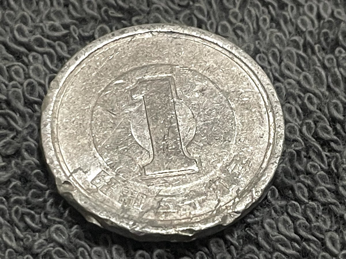 terujiro0828's tweet photo. やけにボロボロな1円玉があるな〜って思ったらまさかの昭和生まれだった😧
まだ流通してるんだ https://t.co/cArTI5J30o