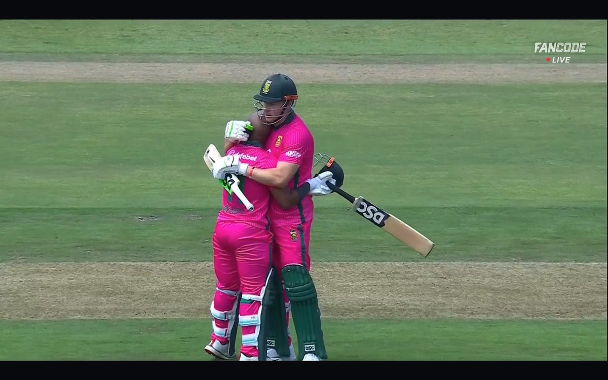 CricCrazyJohns's tweet photo. MILLER HUGGING TEMBA BAVUMA AFTER THE ICONIC HUNDRED 🥹❤️ https://t.co/32v2fRS7SY