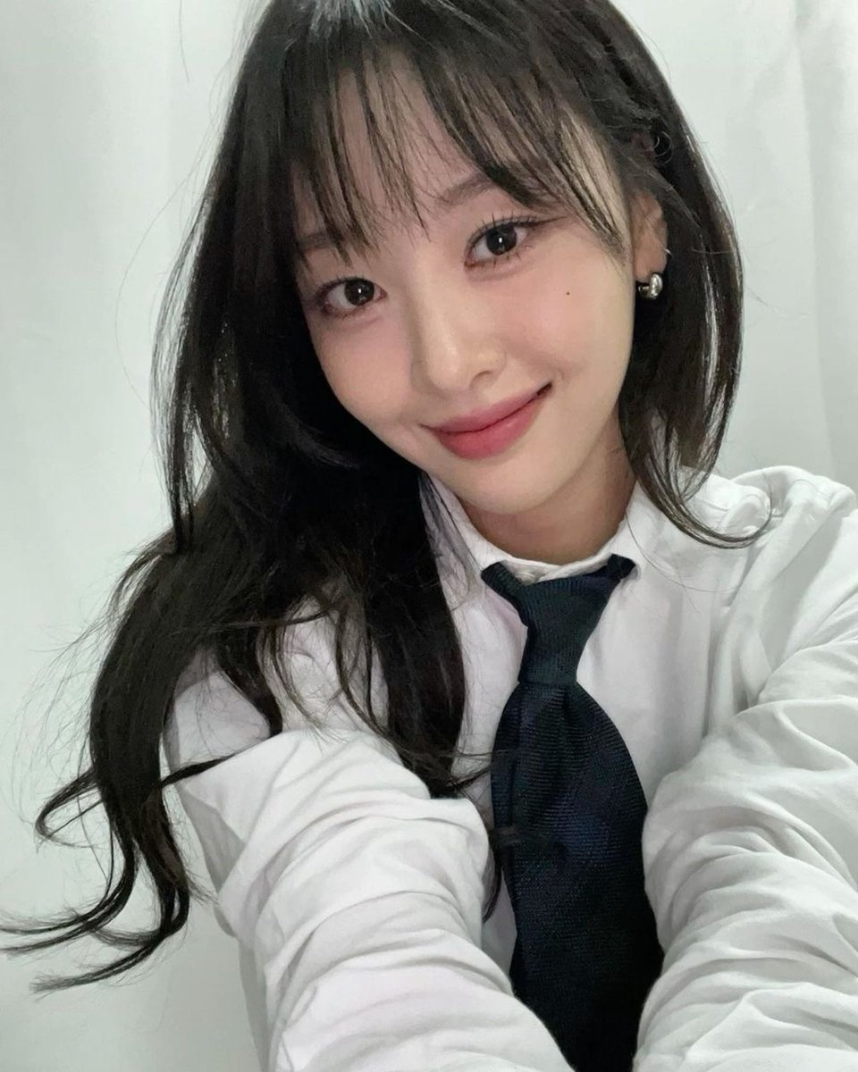 Mellyfn9y's tweet photo. Yall forgetting Yves was the OG chuu gooner. https://t.co/OrhfSinqI8