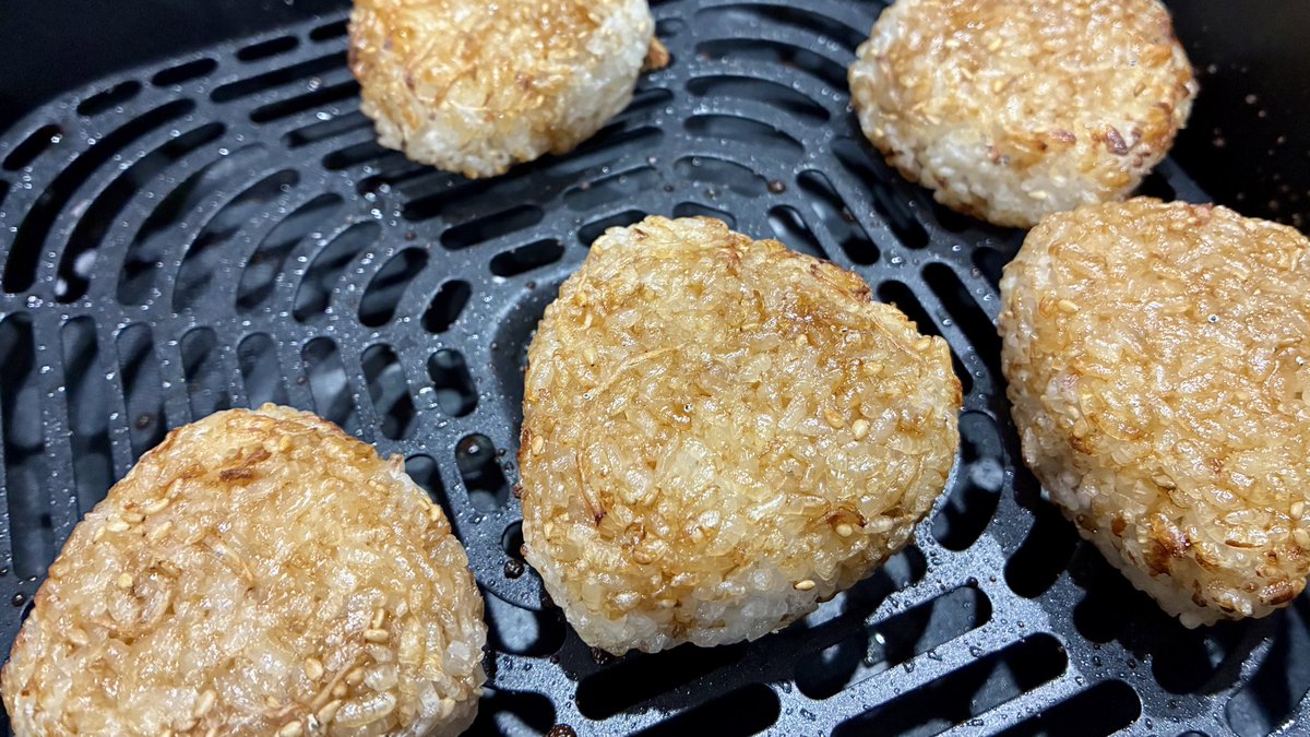 tukituki0809's tweet photo. 朝ごはん用の
焼きおにぎりを仕込む。。。
 #今日の朝ごはん
#ノンフライヤーcoaori https://t.co/WTn73i9YKG