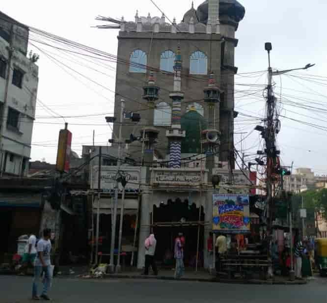 MajiDevDutta's tweet photo. Plz Note @KolkataPolice ..
The volume of Masjid Loud Speakers are back to High Volume. 
Specially in Central Kolkata area.

Friends if you are facing the same situation in your area please comment mentioning your area.

🌟I have attached Pic of Moulali Mazhar n Masjid.

🕉

कोलकाता पुलिस, कृपया ध्यान दें।
मस्जिद के लाउडस्पीकर की आवाज़ फिर से तेज़ कर दी गई ह���।
खासकर सेंट्रल कोलकाता इलाके में।

दोस्तों, अगर आपके इलाके में भी ऐसी ही स्थिति है, तो कृपया अपने इलाके का नाम बताते हुए कमेंट करें।

🌟मैंने मौलाली मज़हर और मस्जिद की तस्वीर अटैच की है।

🕉

#কলকাতা_পুলিশ, অনুগ্রহ করে বিষয়টি লক্ষ্য করুন।
মসজিদের লাউডস্পিকারের শব্দ আবার বাড়িয়ে দেওয়া হয়েছে।
বিশেষ করে মধ্য কলকাতা এলাকায়।

বন্ধুরা, আপনারা যদি আপনাদের এলাকায় একই বিষয় লক্ষ্য করে থ��কেন, তবে দয়া করে আপনাদের এলাকার নাম উল্লেখ করে মন্তব্য করুন l

🌟আমি মৌলালি মাজার ও মসজিদের ছবি সংযুক্ত করেছি।

#bjpwestbangal #devduttamaji #GharWapsi #আদিনাথ_মন্দির #ঘর_ওয়াপসি #SuvenduAdhikari #ShyamaPrasadMukherjee #Kalimata #bajrangbali #ganpatibappa #SinghaBahini