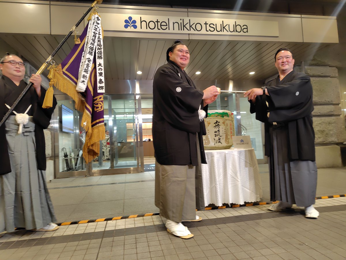 hochi_sumo's tweet photo. 二所ノ関親方（元横綱・稀勢の里）が大の里に祝賀会場で水を付けました　＃スポーツ報知　＃SUMO　＃大の里　＃秋場所 https://t.co/EkwP1sSPnf
