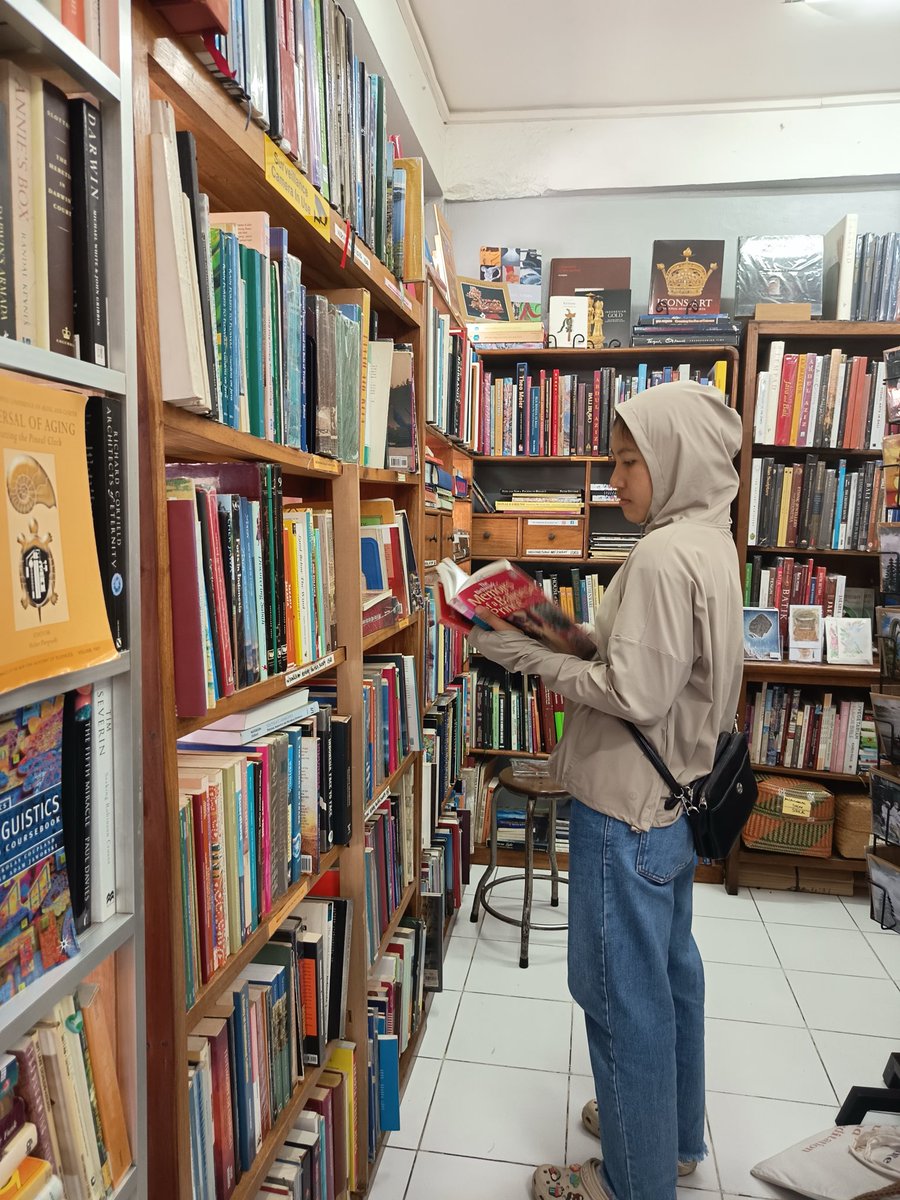 dxxDrewCircle's tweet photo. I used to read 1-2 book each week, ayo kembalilah kebiasaan ku yg dulu 😂 https://t.co/uzATffhw4X