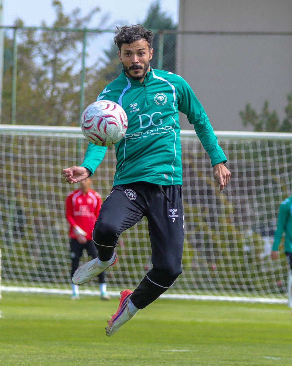 konyaspor's tweet photo. 📸 Antrenman Günlüğü. 💪
#Konyaspor 💚🤍 https://t.co/EBn6L8ySkF