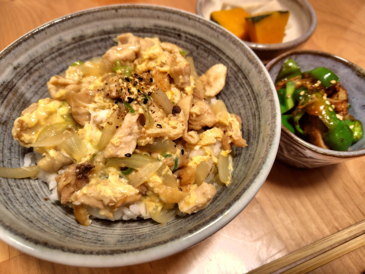 AC_cooking's tweet photo. 晩ごはん。

親子丼、ピーマンと鰯蒲鉾の醤油炒め、親芋の煮物、南瓜の煮物。

前日の鶏肉が余ったので、骨から身を外して、薄揚げと玉ねぎ混ぜて親子丼。これはこれで😋
#料理人のお家ごはん https://t.co/Lnlu4QjLvx
