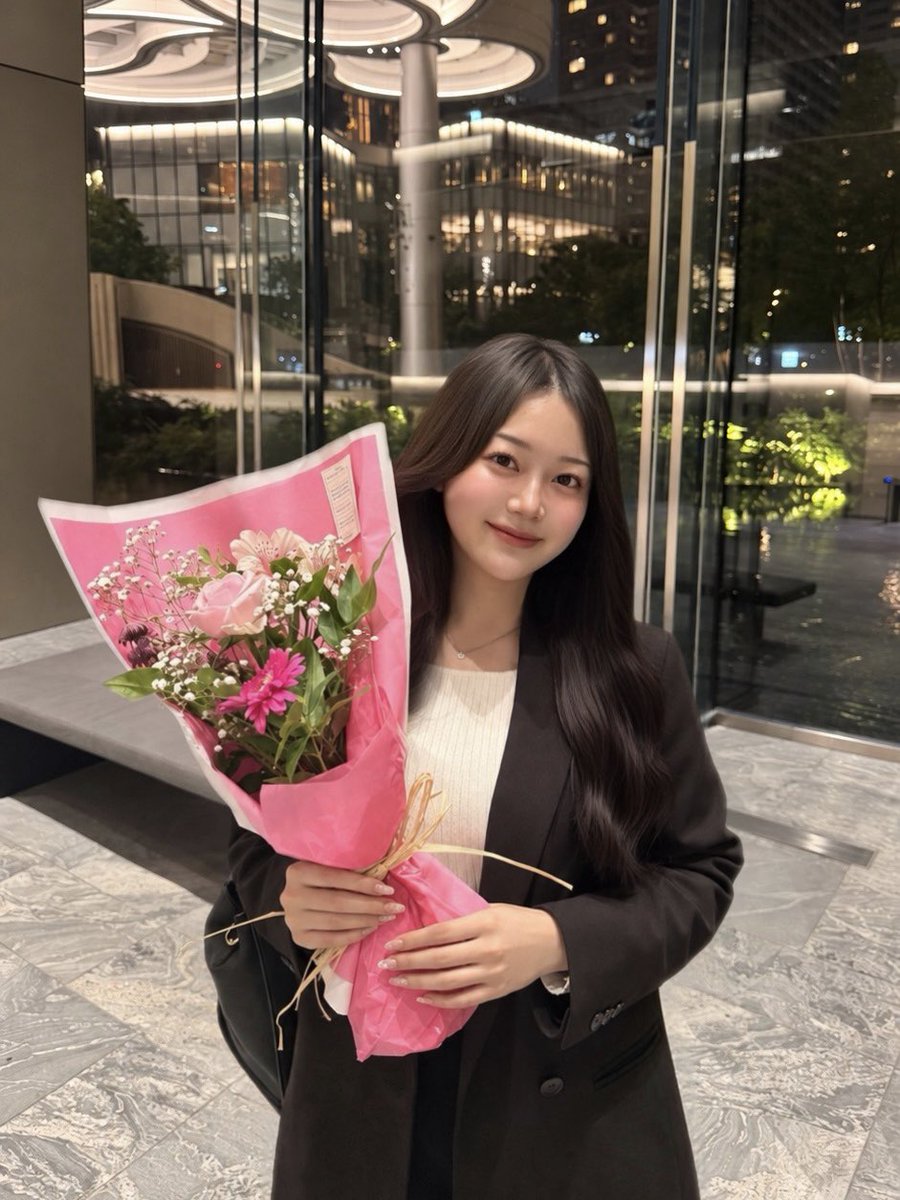 ruru_yamada1024's tweet photo. 【ご報告】
新卒で入社した会社を退職しました。
就活を必死に頑張って、やっと入れた一番行きたかった会社でした。
入社後もいち早く結果を出したいと思っていたし、周りの方々にも本当に恵まれていました。
だからこそ、辞める決断はものすごく悩みました。

それでも、22歳の今だからこそ、
「本当にやりたいことに全てをかけて挑戦したい」
と思い、退職を決めました。

何かを本気で取りに行くなら、何かを手放さなきゃいけない時もある。
会社員という道を手放して、ここからまた新しいことに挑戦したいと思います。

明日20:00、もう一つ大切なご報告をさせてください。