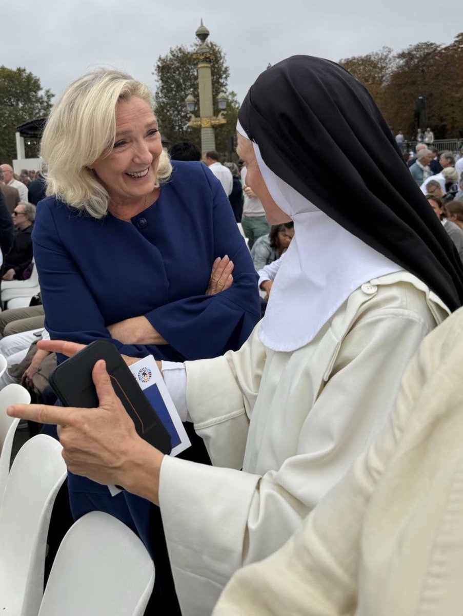 LBleuBlancRouge's tweet photo. Certains se servent d’une photographie prise hier à Paris pour s’en prendre à Marine Le Pen et à sa proposition d’interdire le voile dans les universités et les bâtiments publics. 

Mais oser comparer le voile islamique, brandi par certains comme un instrument au service d’un projet politique et d’une idéologie de conquête de la société, au voile des religieuses chrétiennes apostoliques — qui ont prononcé des vœux de chasteté, de contemplation et de prière en vivant retirées dans un monastère ou un couvent — relève de la plus grande naïveté et de la plus parfaite absurdité.​​​​​​​​​​​​​​​​​​​​​​​​​​​​​​​​​​​​​​​​​​​​​​​​​​🙄