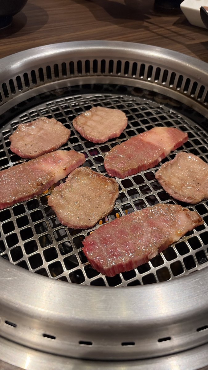 fixyouhei's tweet photo. 娘の体育祭の打ち上げで焼肉へ。いつもより良い肉とお酒いただいて気分が良いです🤤 https://t.co/KZdhybDAZP