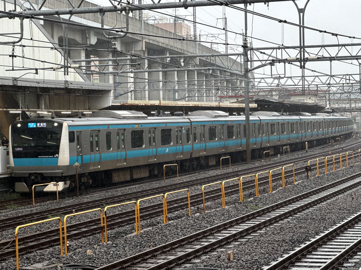 taku6581_233's tweet photo. なーにが撮影名所だよ…
柵の隙間がスマホを突っ込める幅なのはありがたいが…

ンァー！柵がデカすぎます！ https://t.co/VHwSqodcaG
