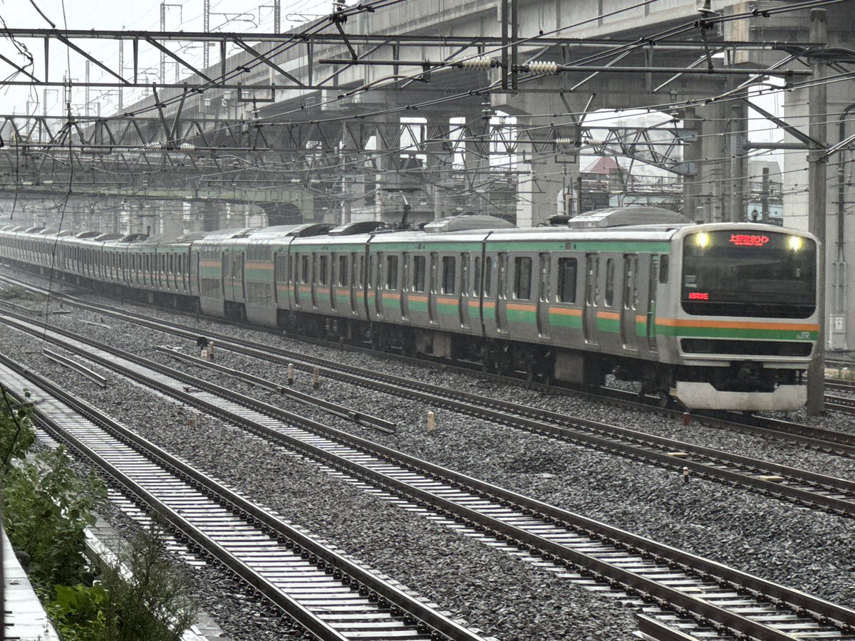taku6581_233's tweet photo. なーにが撮影名所だよ…
柵の隙間がスマホを突っ込める幅なのはありがたいが…

ンァー！柵がデカすぎます！ https://t.co/VHwSqodcaG