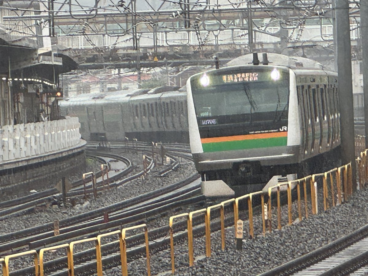 taku6581_233's tweet photo. なーにが撮影名所だよ…
柵の隙間がスマホを突っ込める幅なのはありがたいが…

ンァー！柵がデカすぎます！ https://t.co/VHwSqodcaG