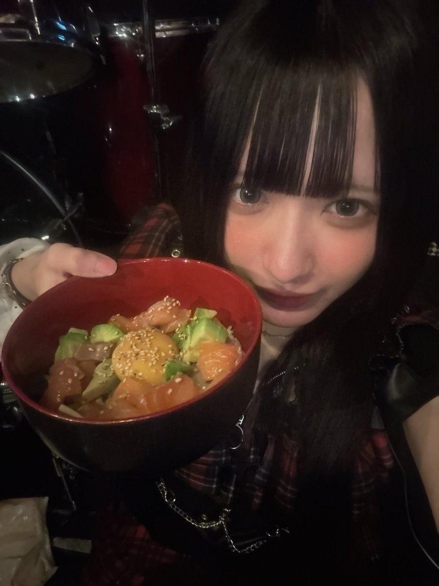 uo_mrc's tweet photo. おきゅおわでした❣️
シャンパンおすそわけにポキ丼にドリンクくださったお兄さん❣️ありえないところで飲んでたサポーターさん❣️ありがとうございましたー❣️
つぎは30日❣️18時からいます🙂‍↕️ https://t.co/caOUTIMuK8