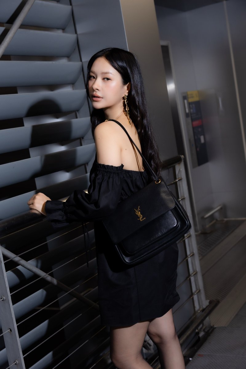 StarDelight_ent's tweet photo. MILK PANSA
ON THE WAY TO PARIS
FOR WOMEN’S SUMMER 2027 

มิ้ลค์-พรรษา ปรากฏตัวในแอร์พอร์ตลุค ก่อนเดินทางเข้าร่วมชมแฟชั่นโชว์ Saint Laurent Women’s Summer 27 ณ กรุงปารีส ประเทศฝรั่งเศส 

PFWSS27 CALLING MILK PANSA 

#YSLxMilkPansa #MilkPansa 
#PFW #SaintLaurentSS27 
#YSL #SaintLaurent #YvesSaintLaurent
@ysl 

ซึ่งมีกำหนดจัดขึ้นในวันพุธที่ 30 กันยายน เวลา 02.00 น. ตามเวลาประเทศไทย (วันอังคารที่ 29 กันยายน เวลา 21.00 น. ตามเวลาท้องถิ่นกรุงปารีส)

สำหรับลุคครั้งนี้ มิ้ลค์เลือกสวมเดรสสั้นสีดำดีไซน์เปิดไหล่ จับคู่กับต่างหูห้อยสีทอง รุ่น YSL PARIS คอมพลีตลุคด้วยรองเท้าส้นสูงหนังเรียบ รุ่น BABYLONE BRETEUIL และกระเป๋า NIKI Soft Medium สีดำ ถ่ายทอดสไตล์อันเป็นเอกลักษณ์ของ Saint Laurent ผ่านซิลูเอตที่เฉียบคม เรียบเท่ และสง่างาม

การปรากฏตัวครั้งนี้สะท้อนเสน่ห์ของมิ้ลค์ในฐานะแขกคนสำคัญของ Saint Laurent พร้อมถ่ายทอดความมั่นใจและความเป็นตัวของตัวเองผ่านแฟชั่นได้อย่างโดดเด่น