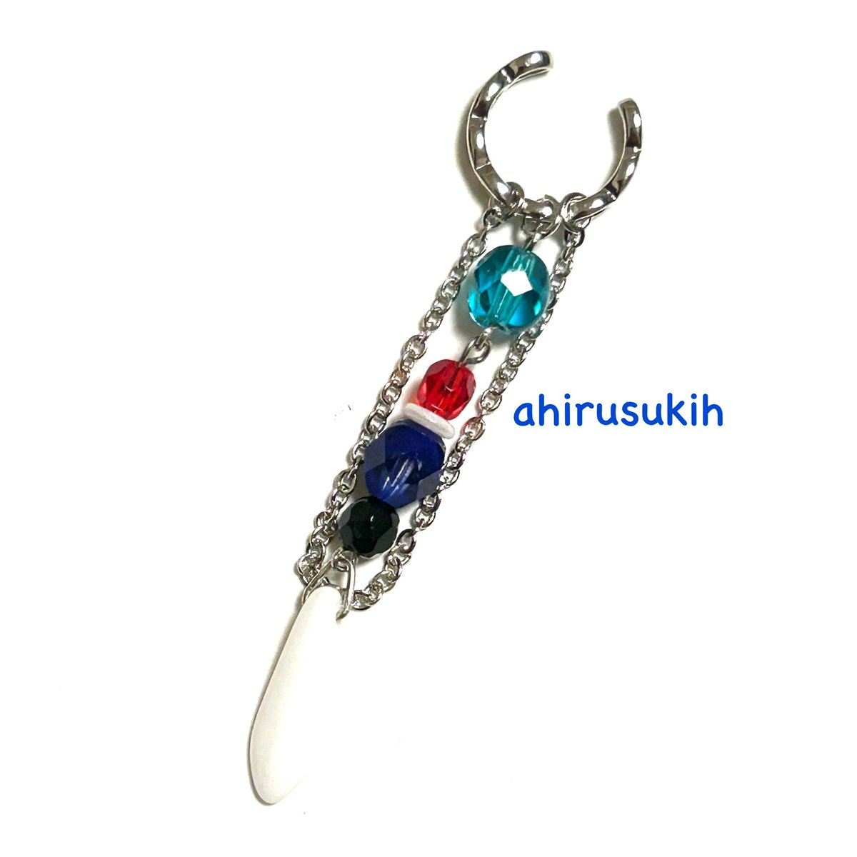ahirusuki0609's tweet photo. 10/11 閃華の刻 火華2026
（東京ビッグサイト）

西2ホール タ30ab「CARURU」

【新作紹介】
とうらぶイメージイヤーカフ
※カフのみ2点ずつ制作

山姥切長義
水心子正秀
鳴狐
堀川国広

#CARURU 
#とうらぶ手芸部 https://t.co/WUchWgOWg9